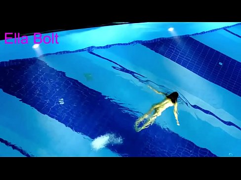 ❤️ Não consigo parar de ver, jovem loira apanhada a nadar nua na piscina da estância balnear ELLA BOLT ❤❌ Sexo superior em porno pt.dewporn.ru ️❤